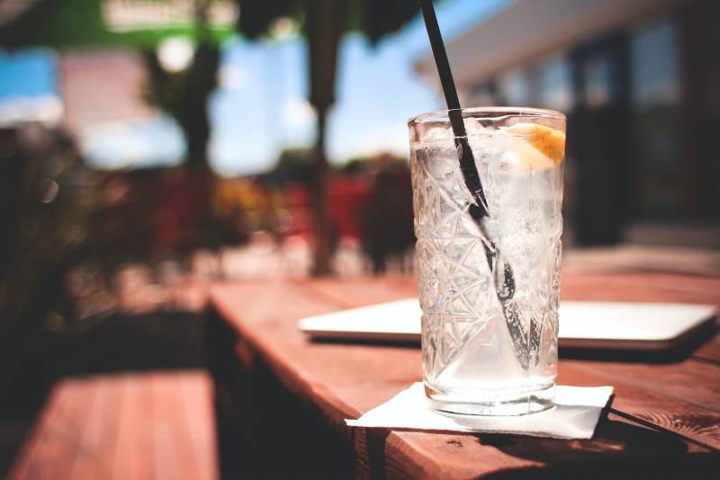 Boîte de nuit en extérieur qui propose des plats et des cocktails Marseille Le Rooftop